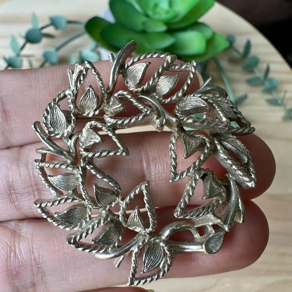 Vintage Lisner Wreath Brooch Pin 1.75 Inch Leaves Round Openwork Silver Elegant‎